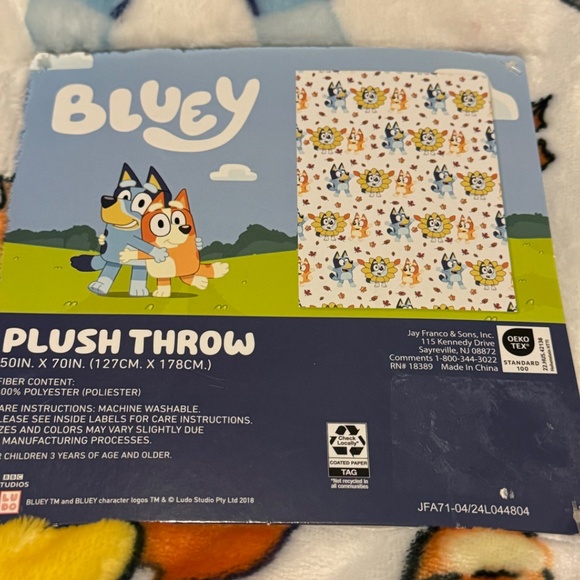 Bluey | NWT Bluey & Family Plush Fall Themed Throw Blanket - Picture 2 of 6